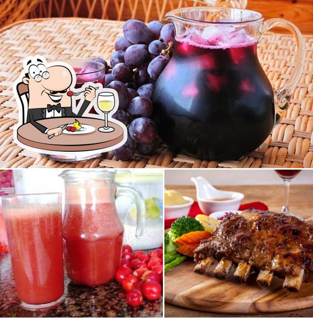 Dê uma olhada a imagem ilustrando comida e mesa de jantar a Grill & Cia