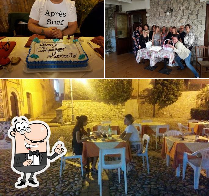 Dai un’occhiata alla foto che raffigura la interni e torta di Vico dei Miracoli