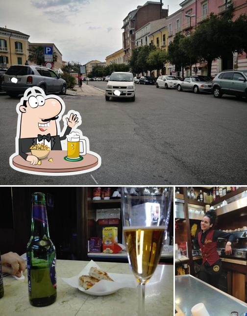 Puoi ordinare un rinfrescante bicchiere di birra chiara o scura