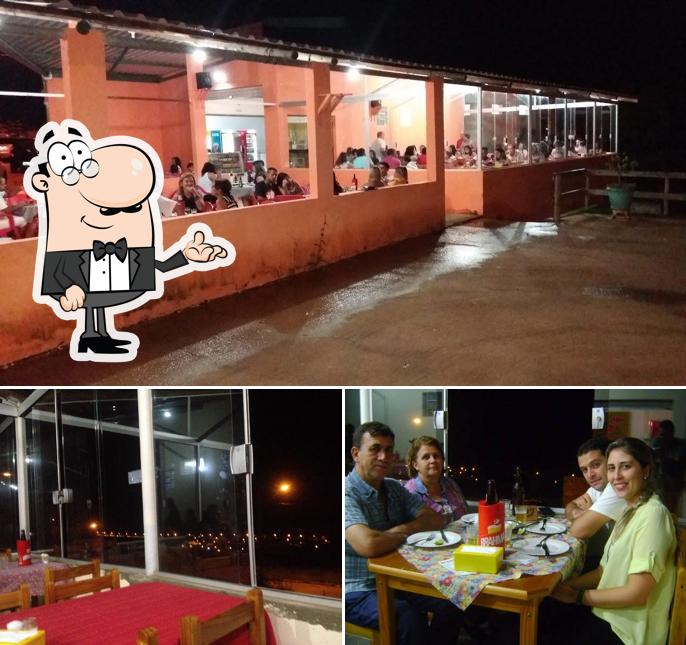 Sente em uma das mesas no Bar do Peixe