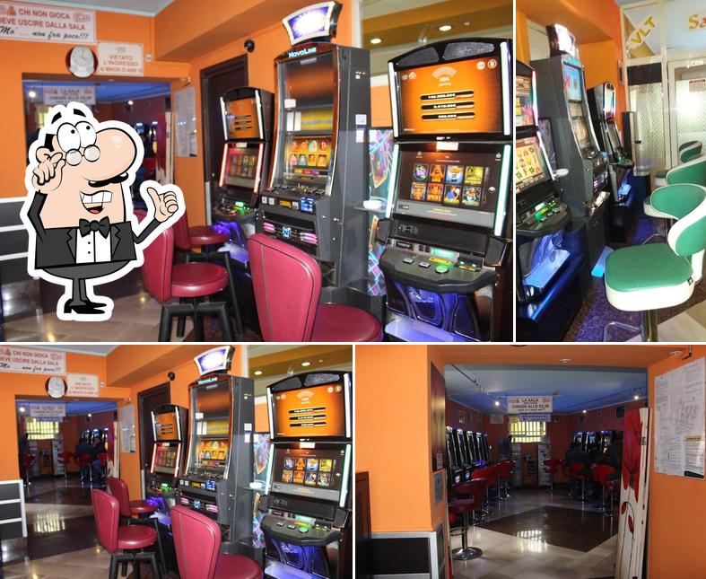 Gli interni di Casinò Cafè - sala giochi con slot machine e vlt videolottery