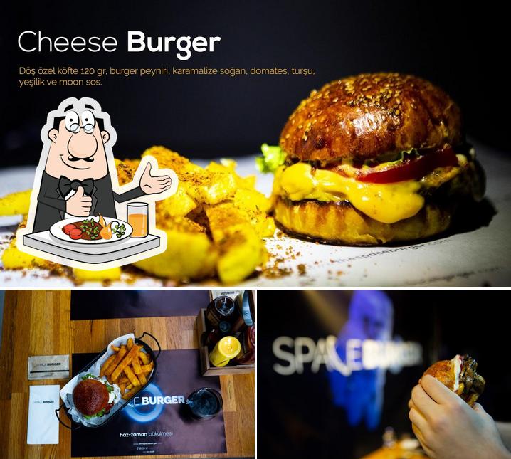 Comida en Space Burger Cafe