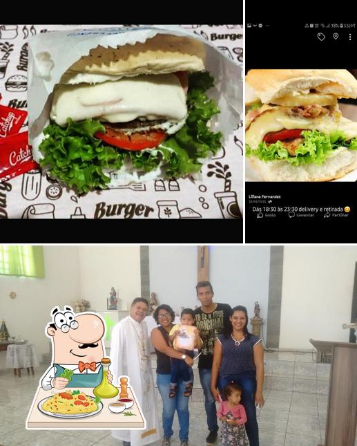 A imagem do Mc-Ivar Burger Lanches’s comida e exterior