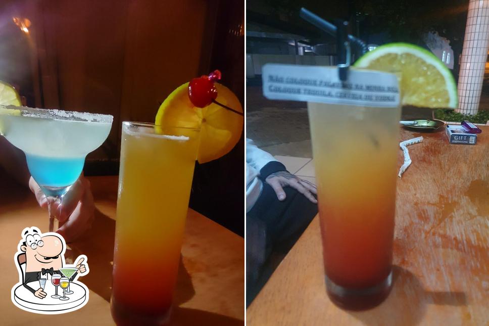 Consiga uma drinque alcoólico do menu