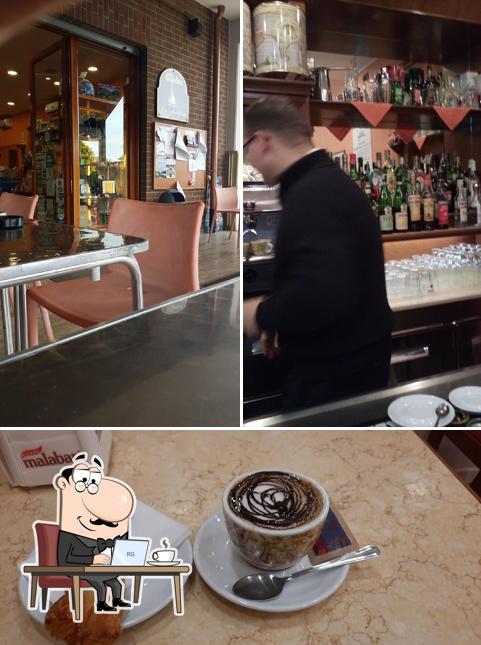 La foto di interni e bevanda da Taba Caffé