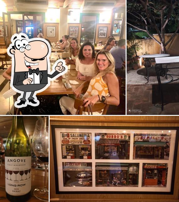 Sente em uma das mesas no Pizzaria Basilico