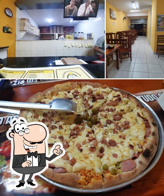 Esta é a imagem apresentando interior e pizza no Pizzaria e Esfiharia La'Kyaras