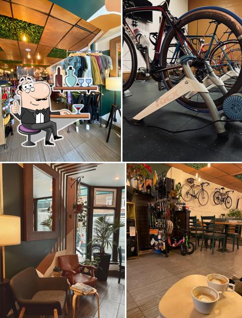 Посмотрите на внутренний интерьер "Dav Café Cycliste"