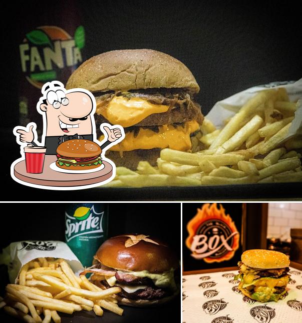 Consiga um hambúrguer no The Black Box Burger