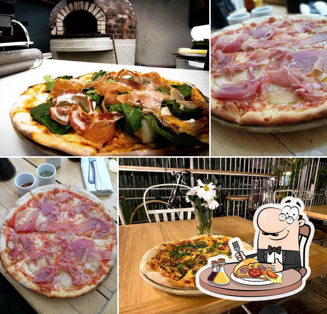 Get pizza at Il Mercatino