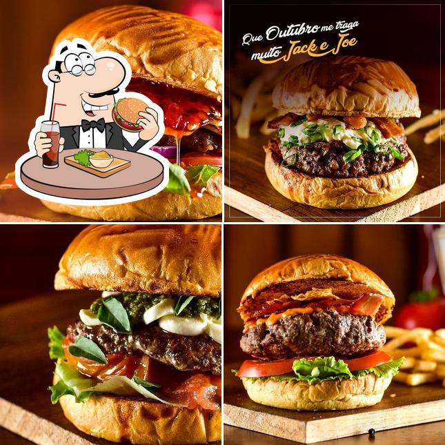 Experimente um dos hambúrgueres oferecidos no Jack & Joe Burger