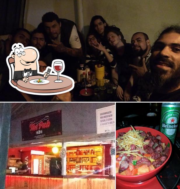 Confira a imagem mostrando comida e balcão de bar no The Pub Rock Beer