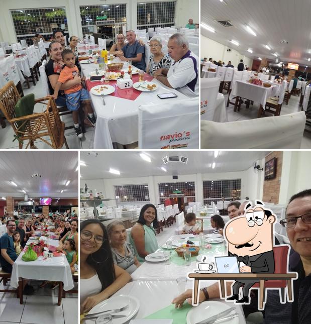 Sente em uma das mesas no Flávio's - Pizzaria e Restaurante