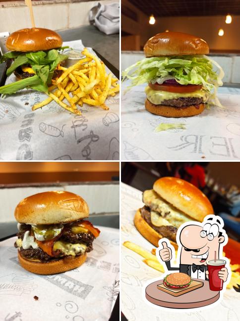 Deguste um dos hambúrgueres disponíveis no Two Burgers - Restaurante e Hamburgueria