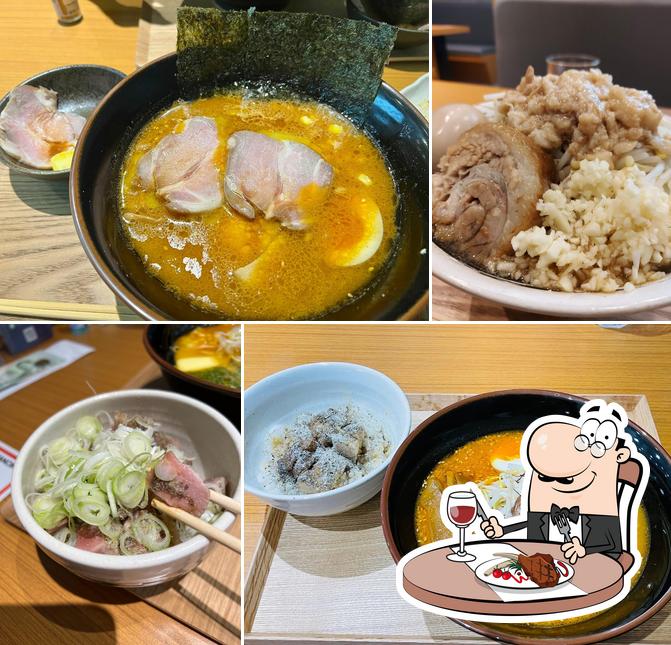 麺屋 NARUTO バンコク スクンビット ラーメン provides meat dishes
