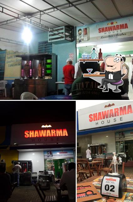 Sente em uma das mesas no Shawarma House Lanches Árabes Converse com shawarma house lanches Árabes no WhatsApp: https://wa.me/556381215454