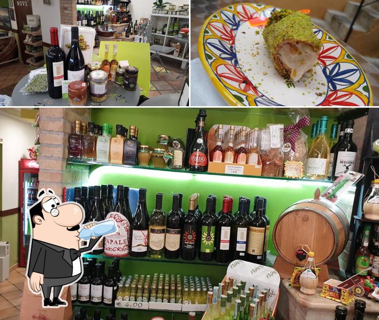 Tra le varie cose da Bar Novè a Taormina, Gelati e Prodotti tipici col Pistacchio di Bronte si possono trovare la bevanda e cibo