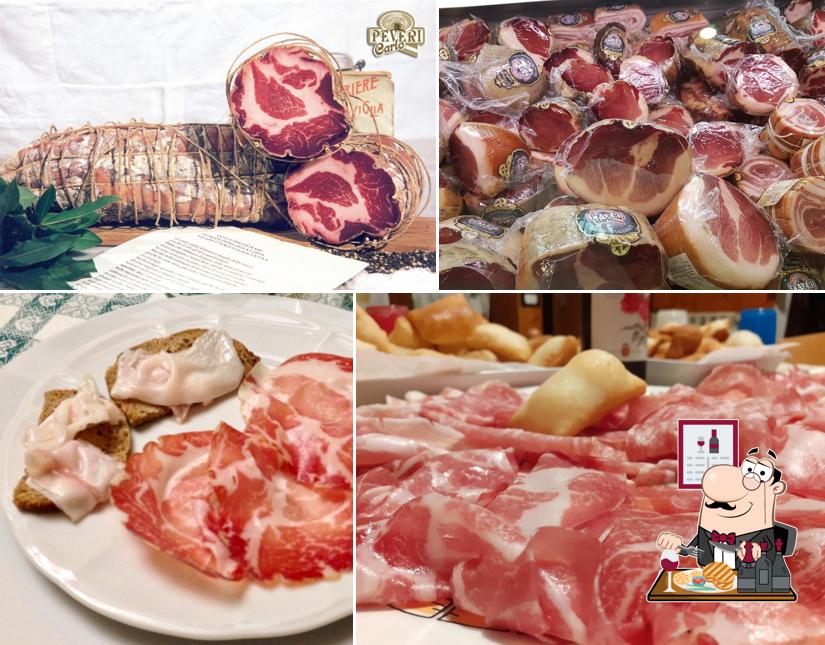 Ordina i piatti di carne a Salumificio Peveri Carlo di Peveri Remo e Peveri Federica Sas