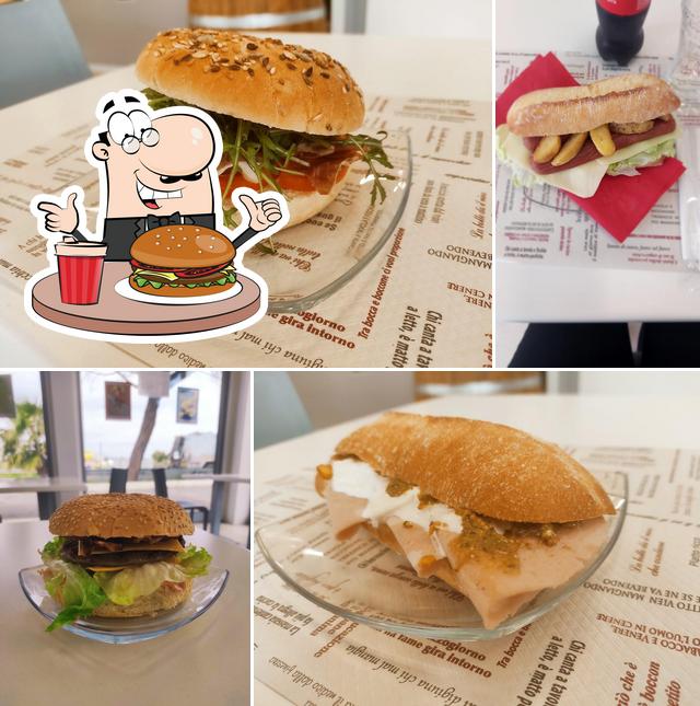 Bestellt einen Burger bei Area 128