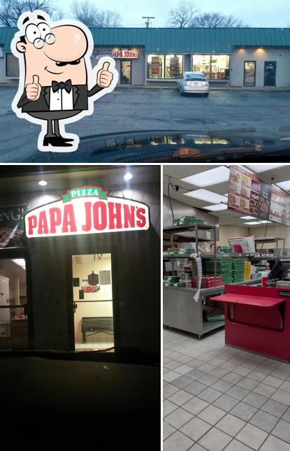 Look at this photo of Papa Johns Pizza