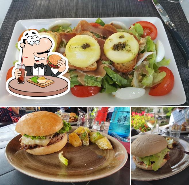 Essayez un hamburger à Restaurant Le Saint-Sicaire