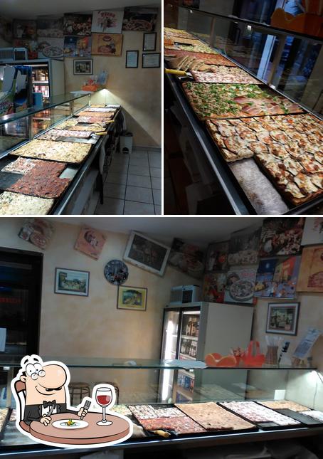 Vérifiez la photo indiquant la nourriture et intérieur concernant Pizzeria La Piana