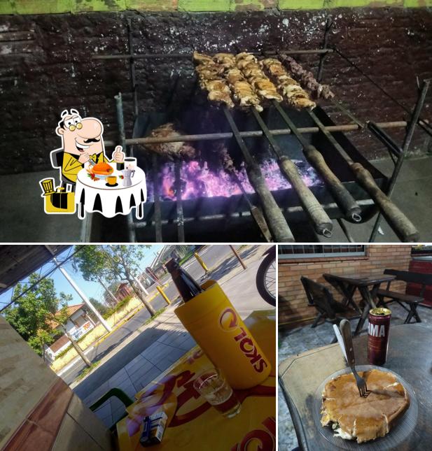 Dê uma olhada a foto mostrando comida e bebida no Xis Rubão