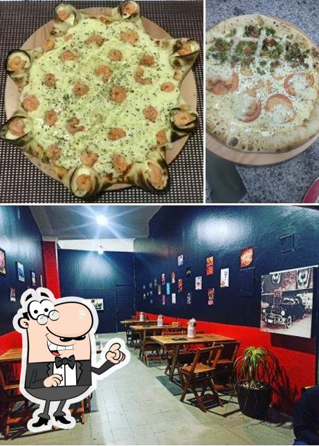 Dê uma olhada a imagem ilustrando interior e pizza a La Casa De La Pizza