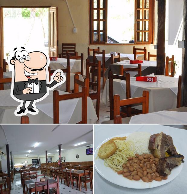 Entre diferentes coisas, interior e comida podem ser encontrados no Restaurante Passos de Minas