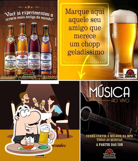 Desfute uma tulipa de cerveja leve ou escura