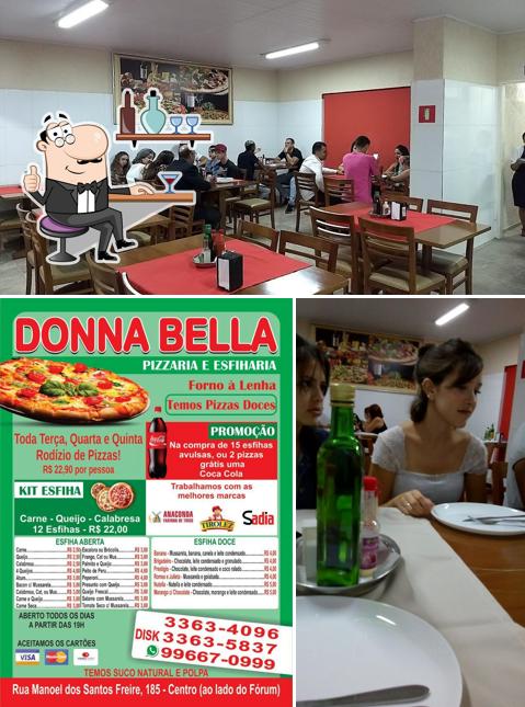 Sente em uma das mesas no Pizzaria e Esfiharia Donna Bella Boituva