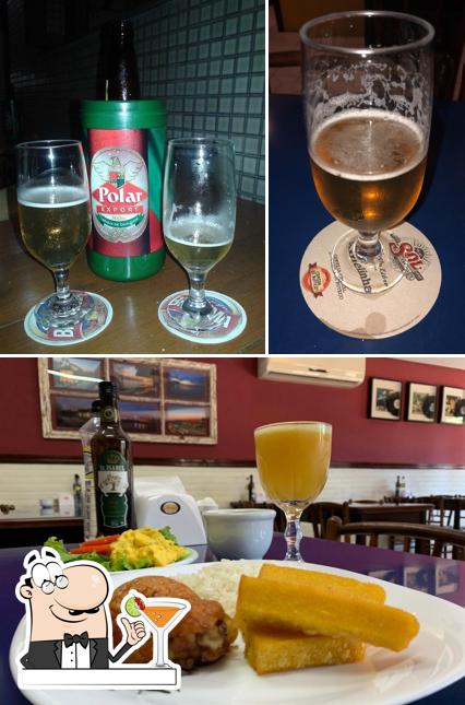 Confira a foto ilustrando bebida e mesa de jantar a Bar Amelinha