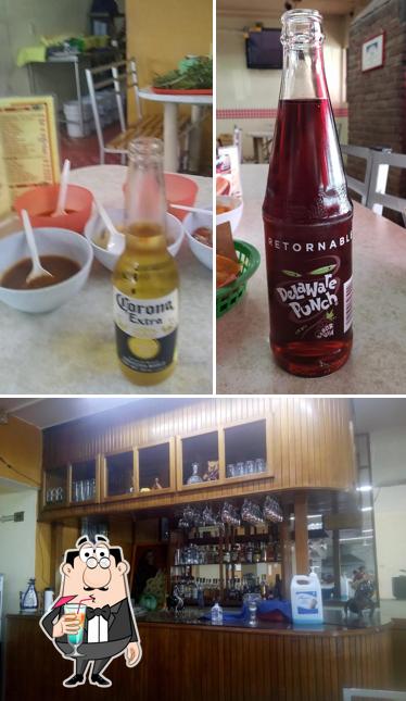 Las imágenes de bebida y barra de bar en El compa