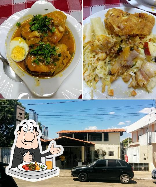 Entre diversos coisas, comida e exterior podem ser encontrados no Rei do Frango