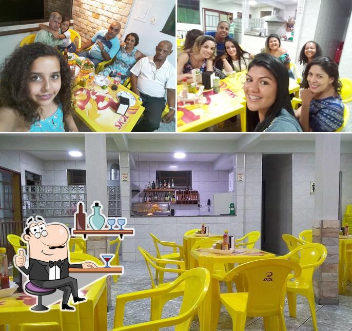 Sente em uma das mesas no Bar Nivaldo