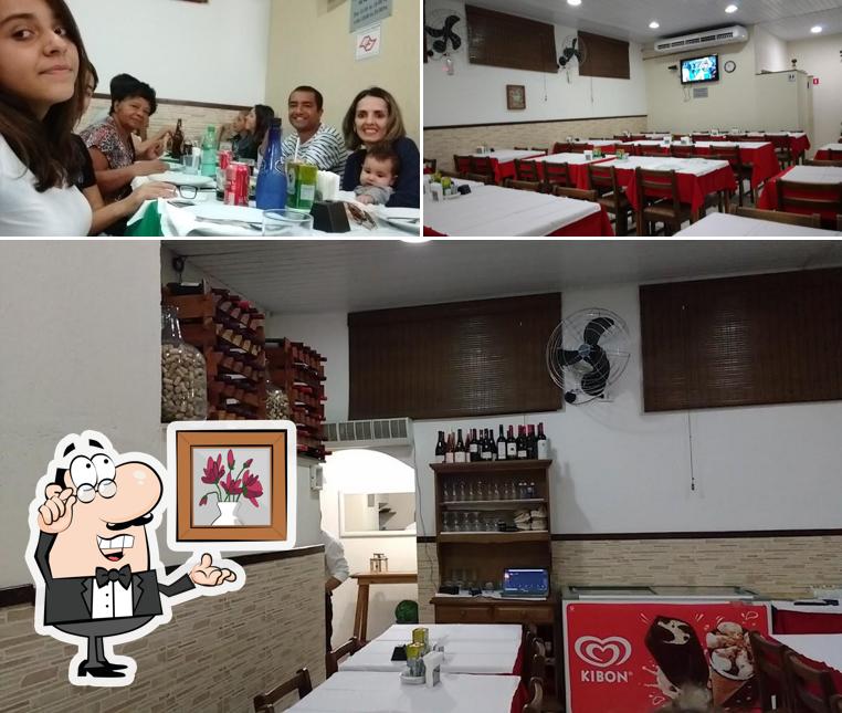 Sente em uma das mesas no Dema Joe Restaurante e Pizzaria