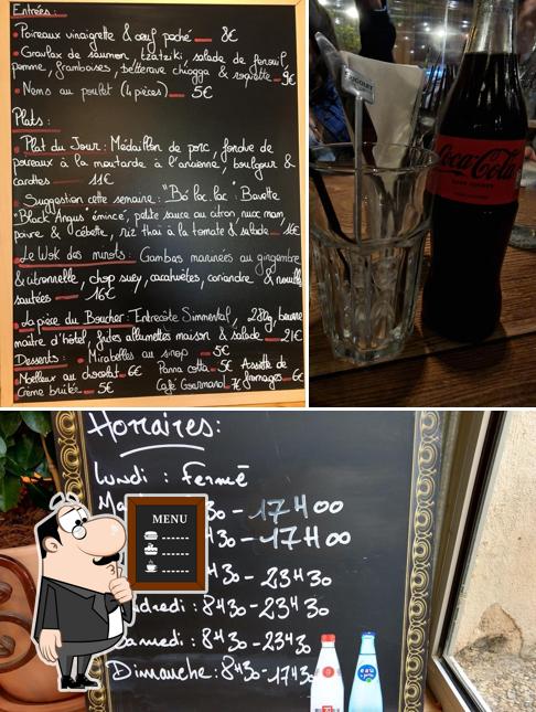 La tableau noir et boisson du restaurant