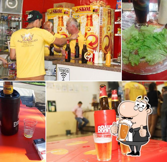 Desfute um copo de cerveja leve ou escura