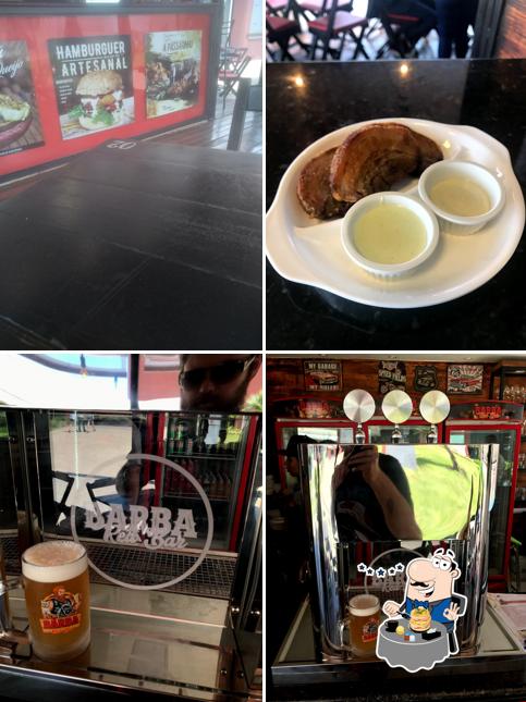 Entre diferentes coisas, comida e bebida podem ser encontrados no Barba Red Bar