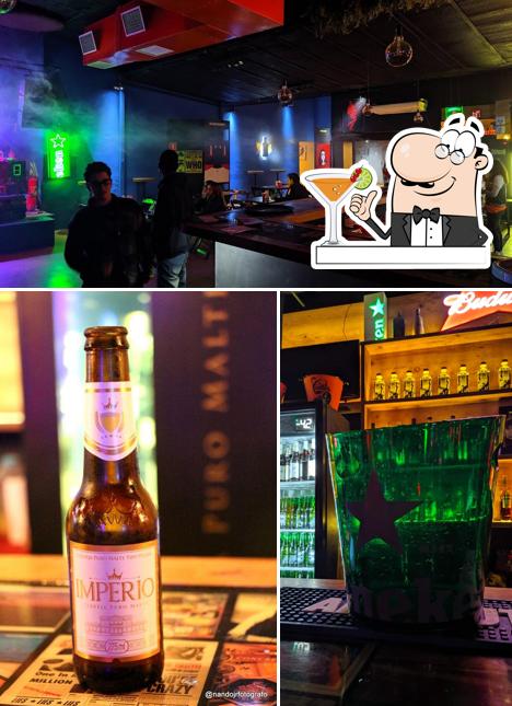 A foto do Anexo Music Bar’s bebida e balcão de bar