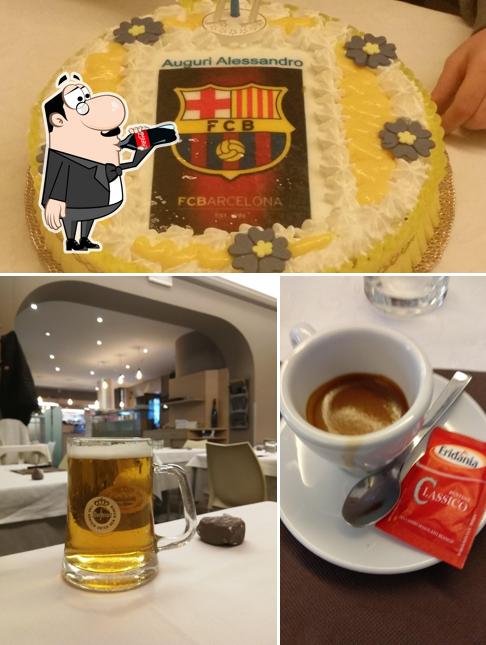 La foto della bevanda e torta di Caval D'oro