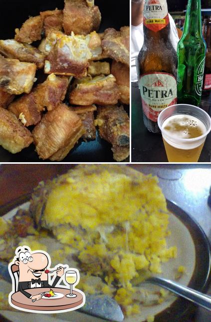 A comida e cerveja do restaurante