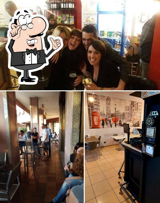 Dai un'occhiata agli interni di Emblema Café
