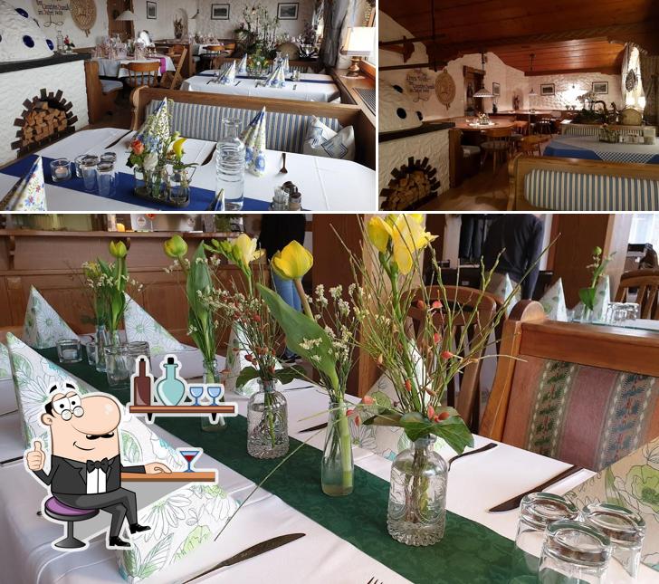Installez-vous à l'une des tables de Gasthof Wallis