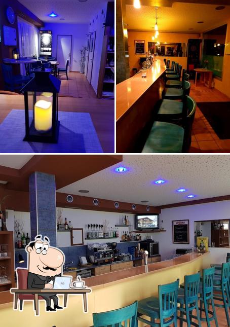 Dai un'occhiata agli interni di Café-Bar Azzurro