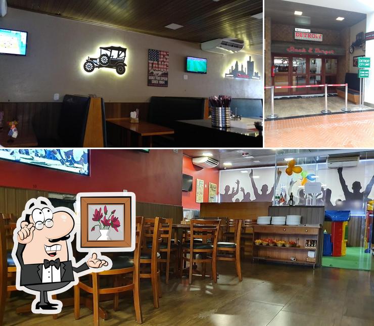 Sente em uma das mesas no Restaurante Detroit Steakhouse