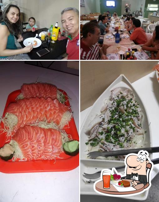 Confira a foto mostrando mesa de jantar e comida no Sushi Bar