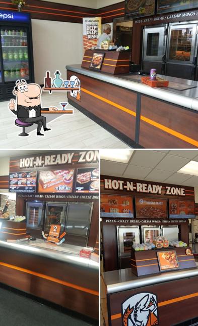 L'intérieur de Little Caesars Pizza