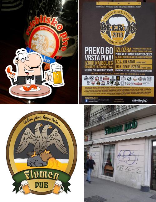 Puoi ordinare un rinfrescante bicchiere di birra chiara o scura