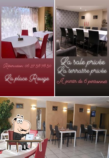 Installez-vous à l'une des tables de RESTAURANT TRADITIONNEL RUSSE A LA PLACE ROUGE